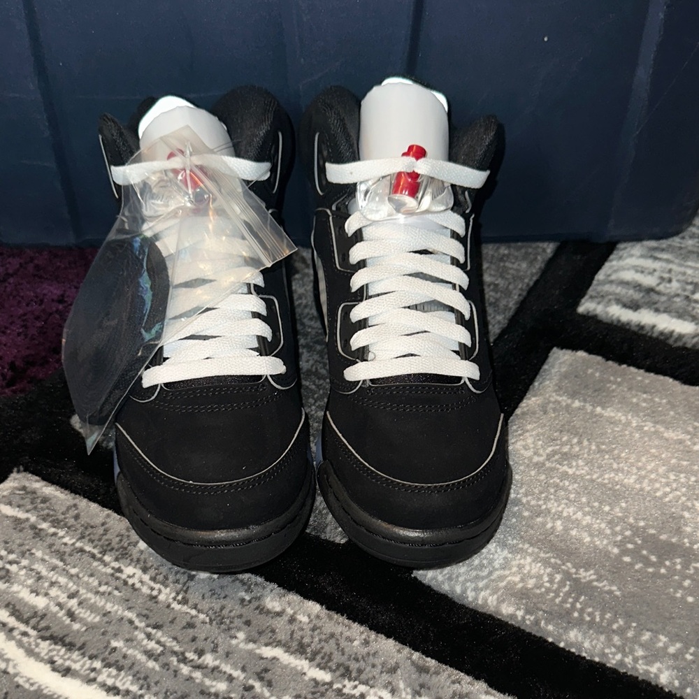 Jordan’s Retro 5 Black and Red Boys' Size 4Y Sneakerss